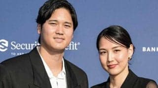 ストール巻いた真美子夫人は「寒いのかな？」　大谷翔平の隣で「素敵な笑顔」