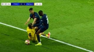 「退場だろ！」突き飛ばし＆膝蹴りの“蛮行”に批判殺到！ ハキミとデンベレがドルトムントDFにイライラを爆発させた瞬間「悪い子たち」「古巣相手になんてことを」