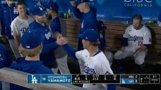 一体、何が起きた…！？ 山本由伸、中継カメラがとらえた感動の瞬間　ベンチ総出で大盛り上がり！好投を称えられるシーン「めっちゃ優しいな」「実力が認められて嬉しい」