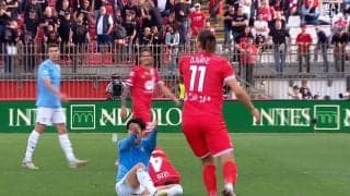 「押してるだろ！」鎌田大地がレフェリーに猛抗議！ 後方から倒される必死に足を伸ばす→危険タックルの判定を受けた瞬間「イエローカードは可哀想」