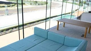 リビングのような席やショッピングモール前に入場門 新装競馬場は街のエンタメ空間へ進化中