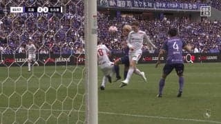 「どうなってんの」記録員も間違えた！チャンスシーンで敵味方3人が入り乱れ得点者が判別できない “ミラクルシュート” が決まった瞬間「これって誰のゴール？」