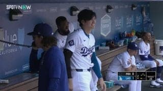 大谷翔平、一瞬映ったベンチでの“おふざけシーン”仲良し選手と大爆笑で退場ポーズ？