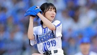 「投球フォームきれい」　白ショーパンから豪快一投…赤面の女優が「色っぽーい」