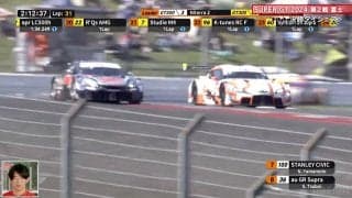 「あ〜っとコース外走行！」サイドバイサイドでコーナー突入も“まさか”　前を「抑えたか」果敢なバトルの衝撃結末に解説者呆然