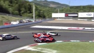 いくら何でも無茶すぎる！3台並走の大混戦バトルで「間に入った」　“板挟み”から急加速！？シビックタイプRが抜け出した“神業オーバーテイク”の瞬間