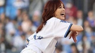 球場に現れた“歌姫”は「いつまで可愛いんだ」　渾身投球に注目「やっぱ美人だな」