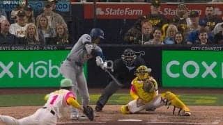 大谷翔平のヒット直後、ベッツに“異変”発生！ 笑撃の光景に「こんな楽しそうなベッツ見たことない…」塁上での姿にファン驚き