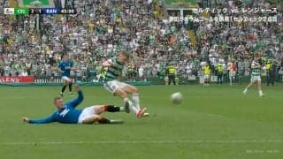 危険すぎるだろ！カメラがとらえた決定的瞬間！足首をえぐり取る“極悪タックル”炸裂…VAR介入で退場に「レッドだろ」「ガッツリ足裏だよ」