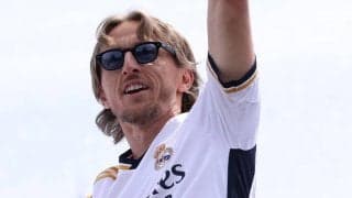 「今は話す時ではない」36度目の優勝を祝うレアルがパレード！ 去就注目のモドリッチには残留を臨むチャントの大合唱「多くの愛に感謝する」