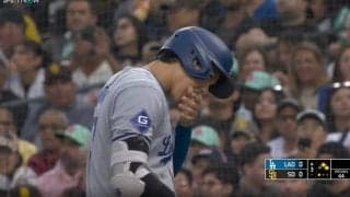 大谷翔平に一体、何が起きた…！？ 左手ガブリ…！ ベース上で見せた一瞬の“表情”にファン騒然 「大丈夫かよ」「どこか痛めた？」