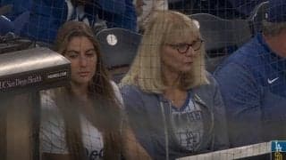 観客席のあの女性は一体、誰…！？ 中継カメラがとらえた決定的瞬間 “ドジャースの王子”を見守る恋人の姿が話題に　ファン騒然「お似合いすぎる」「映しすぎだろw」