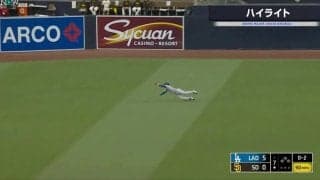 球場騒然！すごいスピードで飛んできた… ドジャースの“イケメン王子”がヤバすぎるダイビングキャッチ　超スーパープレーにファン騒然「かっけえｗ」「マジで飛んだな」