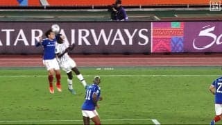 「誤審すぎる…」「正気か？」ACL決勝の“中東の笛”が物議！ マリノスDFがアフターで突っ込んできた敵と衝突→イエローカードを提示された謎の瞬間…宮市亮らが猛抗議