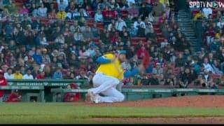 これは怖い…！ 元・日本ハムの助っ人に危険すぎる“ピッチャーライナー”が飛んだ瞬間　衝撃の爆速打球にファン騒然「大丈夫かよ」「一歩間違えたら…」