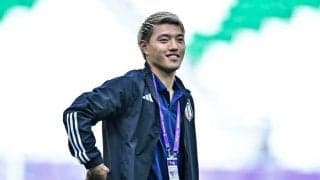 「ドイツの光景ですよね？」堂安律が投稿した青黒ユニ姿のファンとのツーショット写真が話題！「どんなシチュエーションよ笑」「ダービー観戦のガチなファンやん」の声