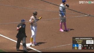 球場が大混乱！一体、何が起こった…！？ ホームランが突然消されてアウト！ 物議を醸す“謎の判定”が起きた瞬間 「どう見ても入ってるw」「誤審すぎるだろ」