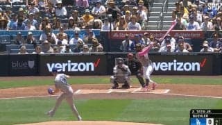 え、あれが入るの！？ もはや人間じゃない… 超怪物の“変態パワー弾”がヤバすぎる　タティスJr、バットの先で豪快ホームランが話題に「マジか」「なんであんな飛ぶw」