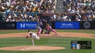 ミートポイントが見つからない…ダルビッシュ、垂直落下級のカーブにバットが見当違いの地点を通過する衝撃映像