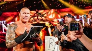 超人気カリスマレスラーのノールック“神ファンサ”が大反響！　観客キッズ大喜び「こんなかっこいい人います？」解説も惚れ惚れ