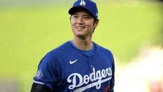 大谷翔平が“謎ポーズ”を披露「何かの食べ方？」　日本人トレーナーと見せた仕草が話題