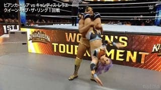 女子レスラーがぶん投げられ場外フェンスへ…　「うおバケモン」超絶アスリート女子が見せた驚異の腹筋力に「すげえ」「痛いだろ」セコンドも呆然