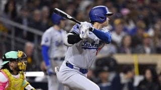 【MLB】大谷翔平、第1打席“170キロ”右前打で出塁　初球フルスイングで軽快な動き