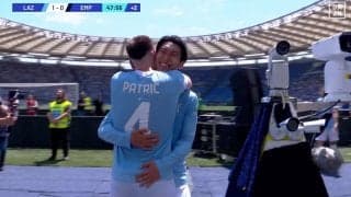 「素敵すぎる」「なんか感動」鎌田大地、満面の笑み＆熱いハグが大反響！ 同僚の決勝点を祝福した瞬間「チームに溶け込んでいるのがよく分かった」「そんなに仲良かったのか」