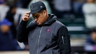 1つの“誤審”で変わった未来　ベンチ最前列で指揮官激昂…ファン「寝ていたんだろう」