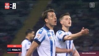 審判遅すぎだろ！“明らかなハンド”をスルー→2分後のPK判定に選手もブチギレ！ スタジアム騒然のグダグダジャッジに ｢おっそ」「これはひどい」