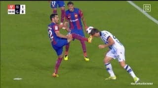 「はやく担架を！」「大丈夫か？」スパイクが顔面を直撃する悲惨な流血事故発生でスタジアム騒然 壮絶足裏キック炸裂の瞬間