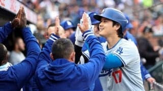 ベンチで喜びの“新ポーズ”披露！ 大谷翔平の今季12号「ボールは海に落ちそうになった」136m豪快弾！ 3安打の大暴れでチームの勝利に貢献
