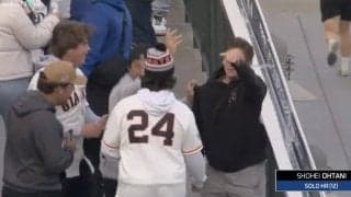 争奪戦が勃発！ 大谷翔平の特大アーチで“異変”が起きた…！？ ホームランボールを取ったファンのリアクションが話題に「拾った人めっちゃ嬉しそう」「楽しそうだなw」 
