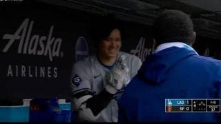 大谷翔平に一体、何が起こった…！？  中継カメラがとらえたヤバすぎる瞬間　特大アーチ後にベンチで見せた“謎の動き”が話題に「新ポーズ？」「なんだこれｗ」