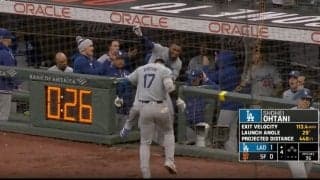 大谷翔平に“異変”が起きた…！？ 特大アーチ後にハプニング発生　喜びすぎた親友に巻き込まれる… ファン騒然「テンション高っ！」「ただの大谷ファンw」