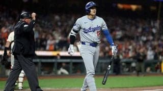 首を振って不満…大谷翔平に“疑惑”の判定続く　球審に唖然、悔しい2三振