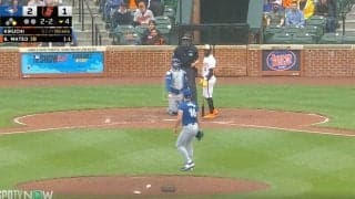 大ブーイングの嵐！菊池雄星がブチギレられた　打者がバットをぶん投げる… 手も足も出ない“見逃し三振”の瞬間 「あのコースは手が出ない」「振っても当たらないだろ」