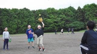 野球初心者「最初の難関」…キャッチボール習得の順序　投げるより優先の“動きと感覚”