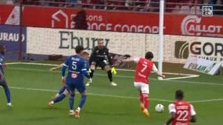 絶好調！伊東純也がDF2人を翻弄するキレッキレドリブルからの強烈シュート！相手の勢いを利用するリズミカルなステップでプレスをかわしまくる瞬間「質が高すぎ」