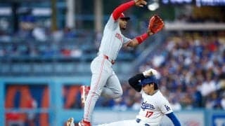 大谷翔平に牽制直撃のアクシデント　一塁上で苦悶の表情もすぐさま盗塁…場内大喝采