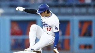 「栄えある王を傷つけようと」けん制球直撃！ 痛がる大谷翔平は“お返し”の二盗　自身の「ボブルヘッド・ナイト」で一発ならず