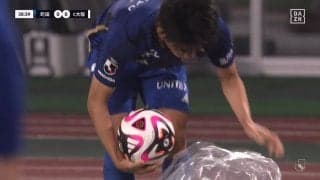 「え、なにしてんの？」J1町田の“雨対策”が斬新すぎると話題に 最強ロングスローのために用意された“ビニール袋”に視聴者くぎ付け「開封動画来た」