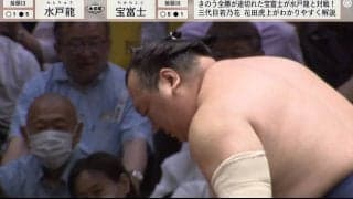 「何が起きた？」力士が突如、膝から崩れ落ちる展開に館内騒然…相手力士も“あれっ？”心配顔