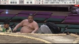 「軽トラにぶつかるくらい」土俵下に落下してくる力士を避けられず親方“被弾” 派手な幕切れに「あらあら…」「巨体落ちてきたらこわい」戦々恐々
