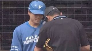 「審判優しすぎる」　困惑の打者に差し伸べた手…咄嗟の気遣いが「珍プレー行き確定」