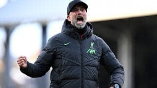 「私が想像できる最大の名誉」クロップ監督ラストマッチを前にアンフィールドで特別セレモニー…スタンドに集まったスタッフとトロフィーと記念写真