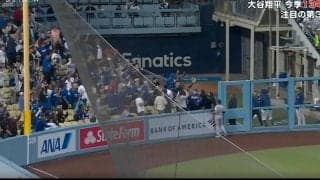 球場騒然！よく捕ったな…！？ 大谷翔平の“変態パワー弾”をキャッチした観客がヤバすぎる　フェンス際での見事なプレーが話題に 「魔術師」「難しい打球だぞ？」