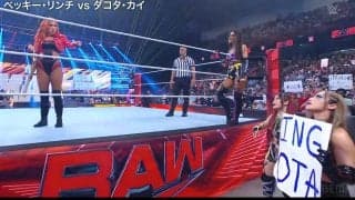 「何やってるの？」「かわいい」日本人悪女レスラーが珍行動！ 観客のお手製ボードで“ノリノリ”挑発行為