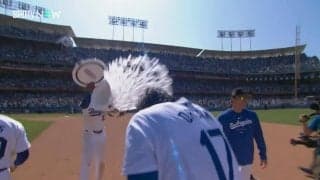 大谷翔平、祝福のシャワーで髪がびしょ濡れ ファン大注目「濡れ髪セクシー」「ずぶ濡れでもカッコいい」