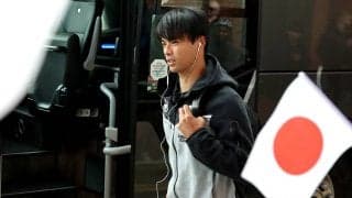 負傷に苦しんだ三笘薫が愛妻とともにピッチへ！ 退任するデ・ゼルビ監督とハグで最後のお別れ